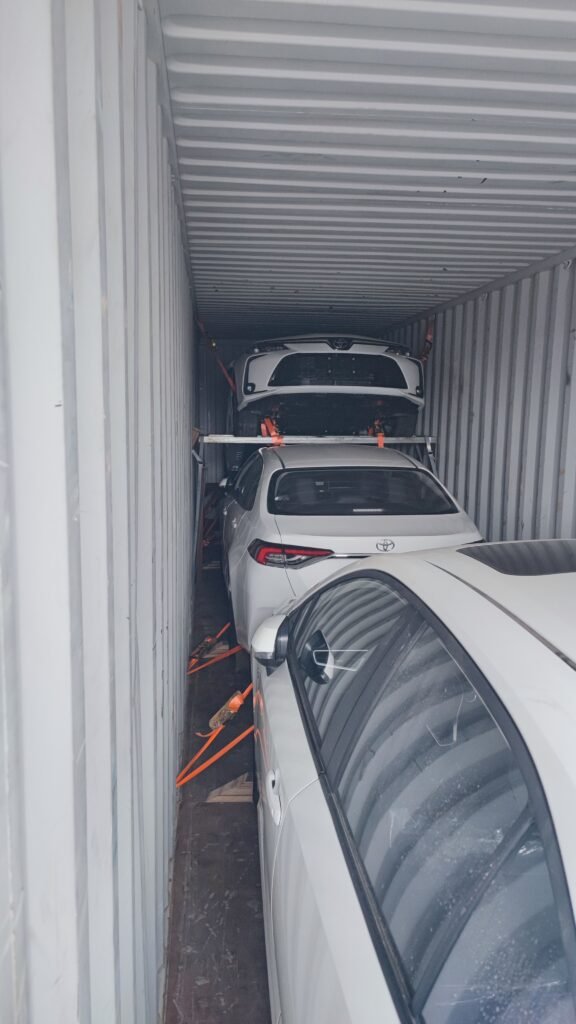 Loading 3 cars into a 1*40HQ container.